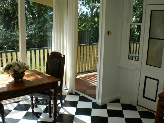 Maggie's on York - Garden Apartment - entrance & verandah